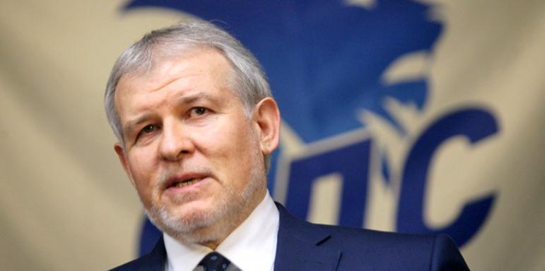 Ето кой нагости журналистите с торта и вино